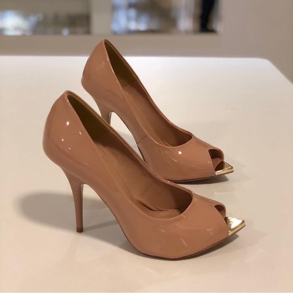 Beautiful sandal.  Never used.  Gold detail at the tip.  Size: 7 (Best for 6.5).